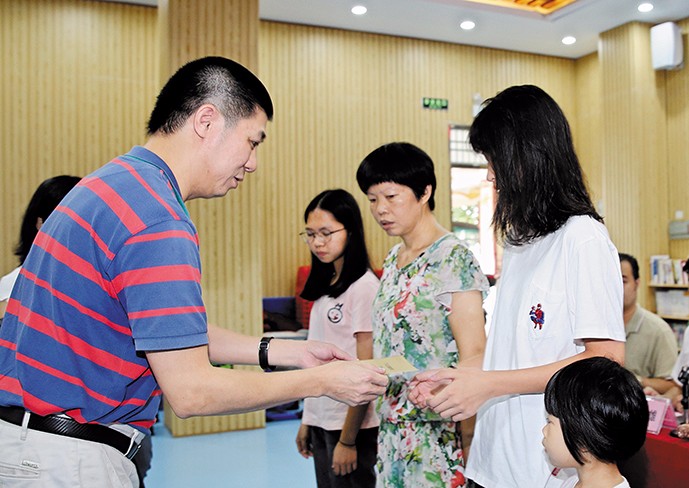 8月26日下午，我集團在橋頭鎮第三小學舉行了2019年助學金發放儀式，21名橋頭籍貧困家庭大學生獲得資助。
