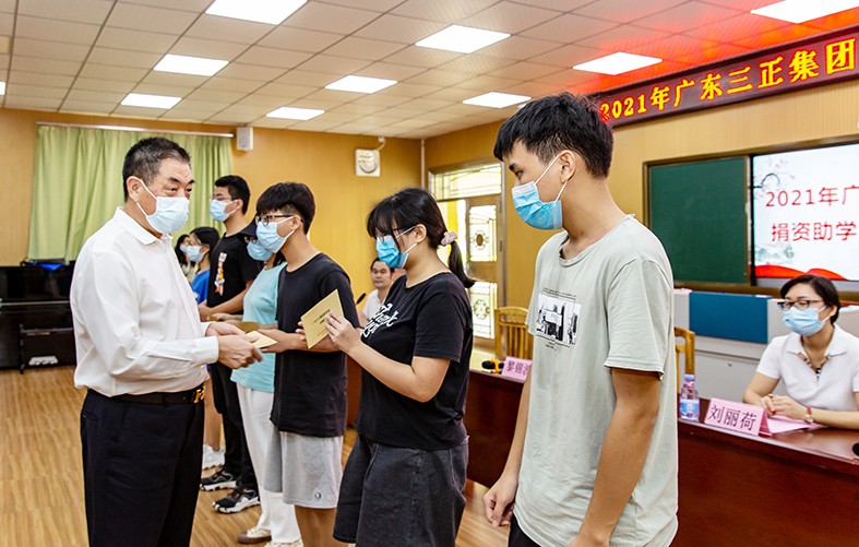 8月27日上午，我集團在橋頭鎮第二小學舉行了2021年助學金發放儀式，向23名橋頭籍困難家庭大學生發放助學金17.56萬元。這是我集團連續第13年資助橋頭籍困難家庭大學生完成大學學業。橋頭鎮三級調研員