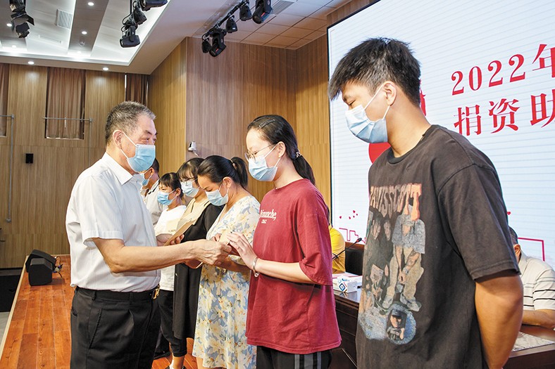 8月29日，我集團在橋頭鎮中心小學舉行了2022年捐資助學金發放儀式，向22名橋頭籍困難家庭在讀大學生發放助學金16.88萬元。