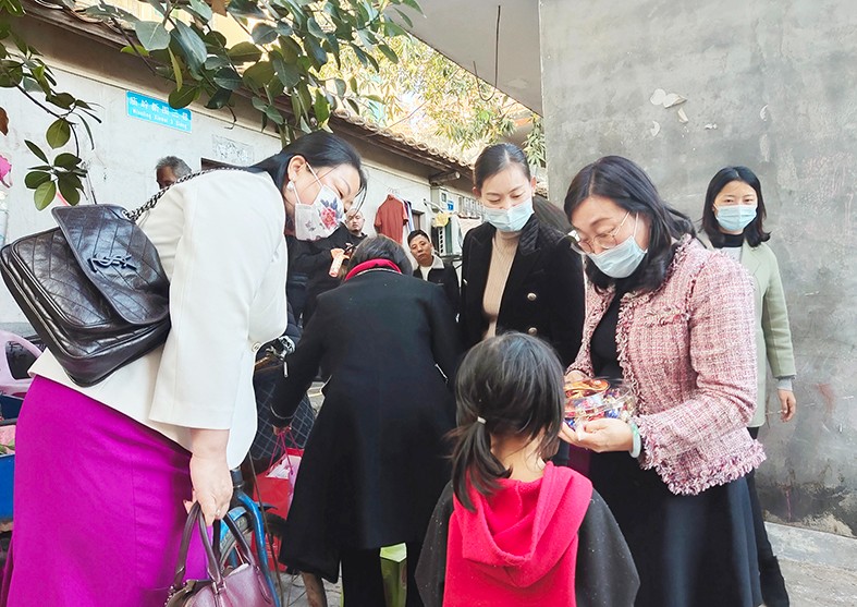 1月19日，東莞市婦聯及福利會組織開展了“玉蘭關愛、迎春送?！?022年春節慰問困難婦女兒童家庭”活動，集團培訓中心主任劉淑芬代表我集團參加了本次活動，前往東莞市塘廈鎮、黃江鎮、樟木頭鎮，為17戶家