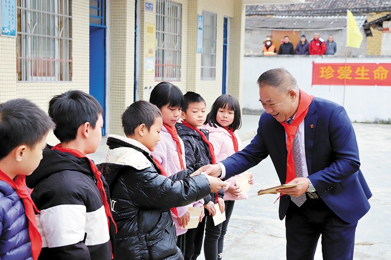 12月25日至26日，我集團向捐建學校師生頒發“三正獎教助學金”合計23.98萬元。并向三正合水小學捐贈了價值7.5萬的多媒體教學設備，向揭陽鳳湖小學碧潭三正分校一名病重學生捐贈1萬元助其度過難關。