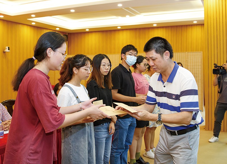 8月29日上午，“2023年廣東三正集團捐資助學金發放儀式”在橋頭鎮第四小學舉行，為25名橋頭籍困難家庭在讀大學生發放助學金19.04萬元。
