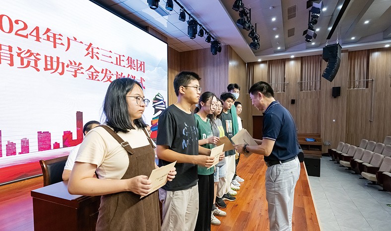 8月27日上午，我集團2024年捐資助學金發放儀式在橋頭鎮中心小學舉行，董事長助理莫永康代表我集團向21名受助學生發放了助學金。