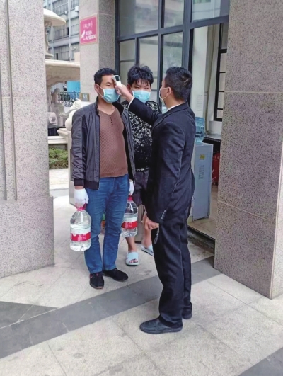 測量體溫。.jpg